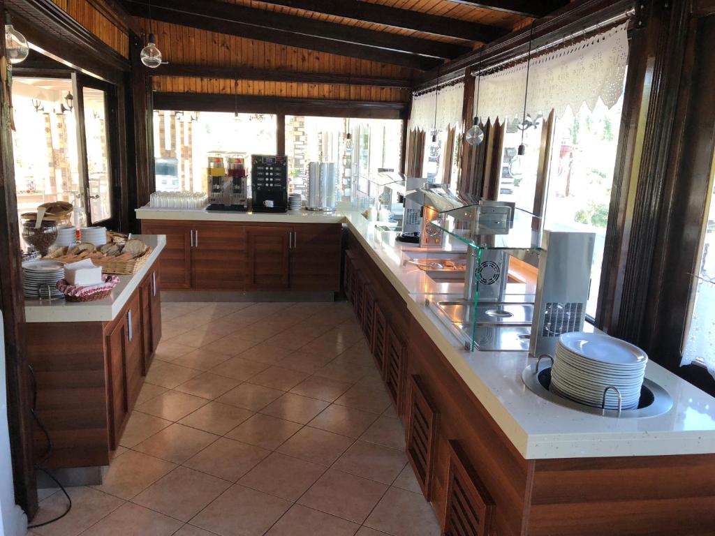 Kuchyň nebo kuchyňský kout v ubytování Diaporos Hotel