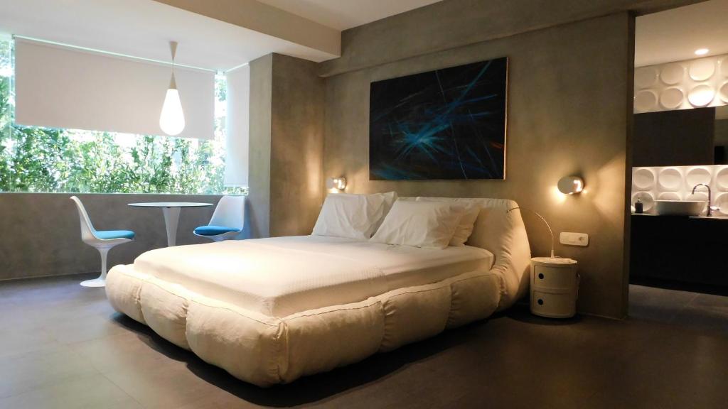 Ένα ή περισσότερα κρεβάτια σε δωμάτιο στο 101 Adrianou Apartments