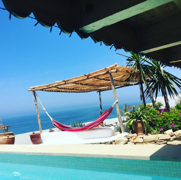 a hammock with the ocean in the background at Villa Jardin De l'Ocean in Aourir