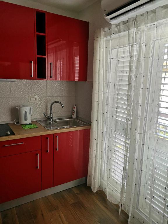 Kuchyň nebo kuchyňský kout v ubytování Apartmani Sea