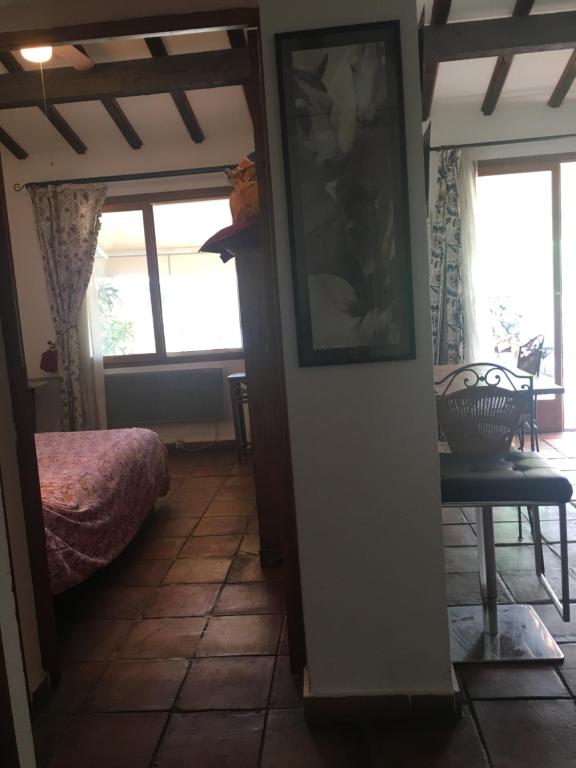 海濱聖瑪麗的住宿－Gite Armieux，一间卧室配有一张床、一张桌子和一个窗户。