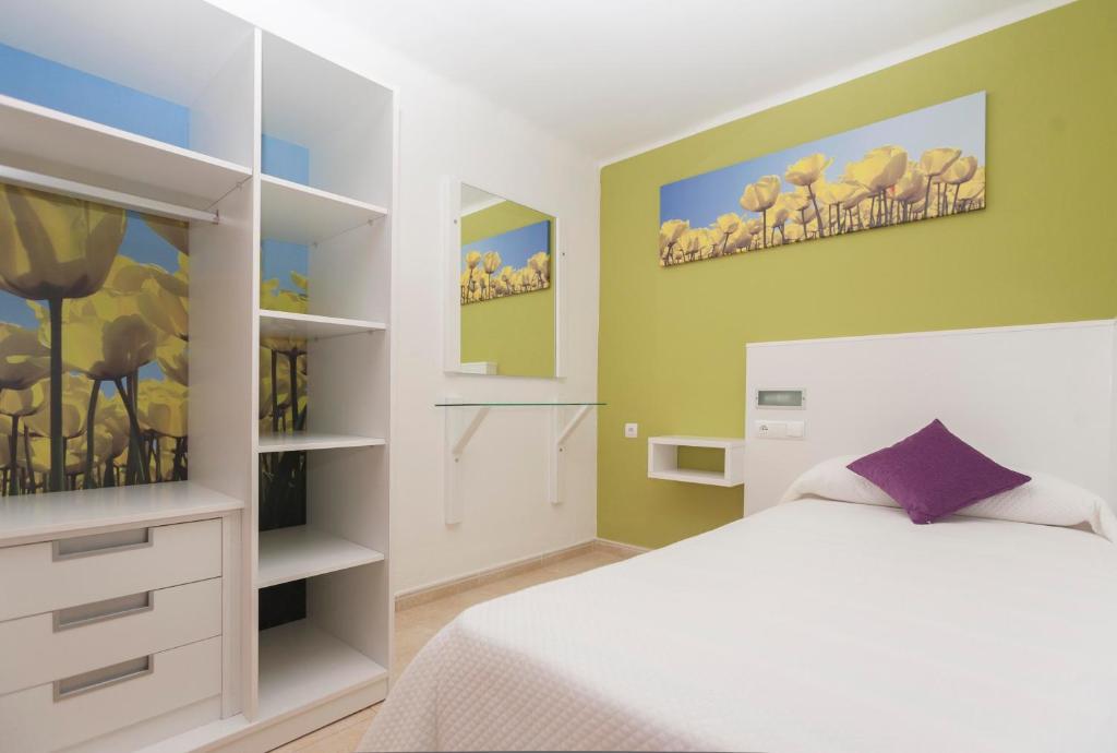 Postel nebo postele na pokoji v ubytování Hostal Costa Blanca