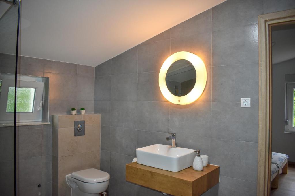 Kúpeľňa v ubytovaní Bonaventura - Countryside Villa near Split with Private Pool