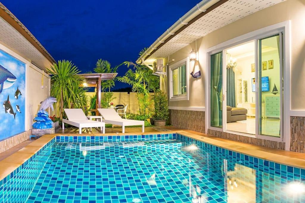 - une piscine au milieu d'une maison dans l'établissement Aonang Sweet Blue Sea, à Ao Nang Beach
