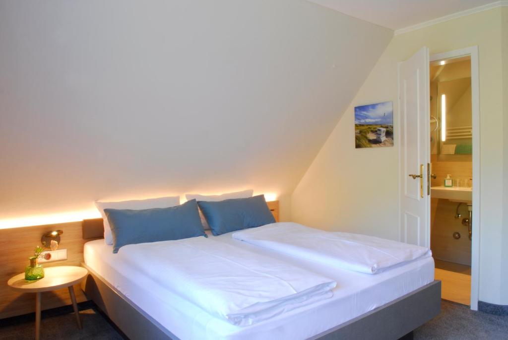 Postel nebo postele na pokoji v ubytování Hotel am Südwäldchen