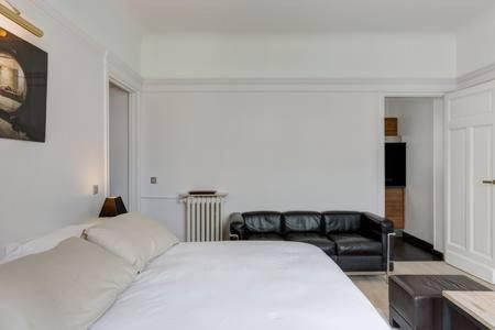 Łóżko lub łóżka w pokoju w obiekcie Appartement Champs Elysées