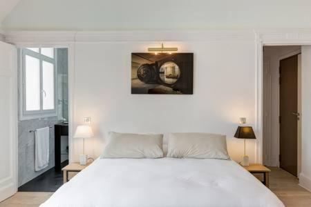 Łóżko lub łóżka w pokoju w obiekcie Appartement Champs Elysées