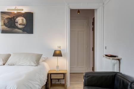 Łóżko lub łóżka w pokoju w obiekcie Appartement Champs Elysées