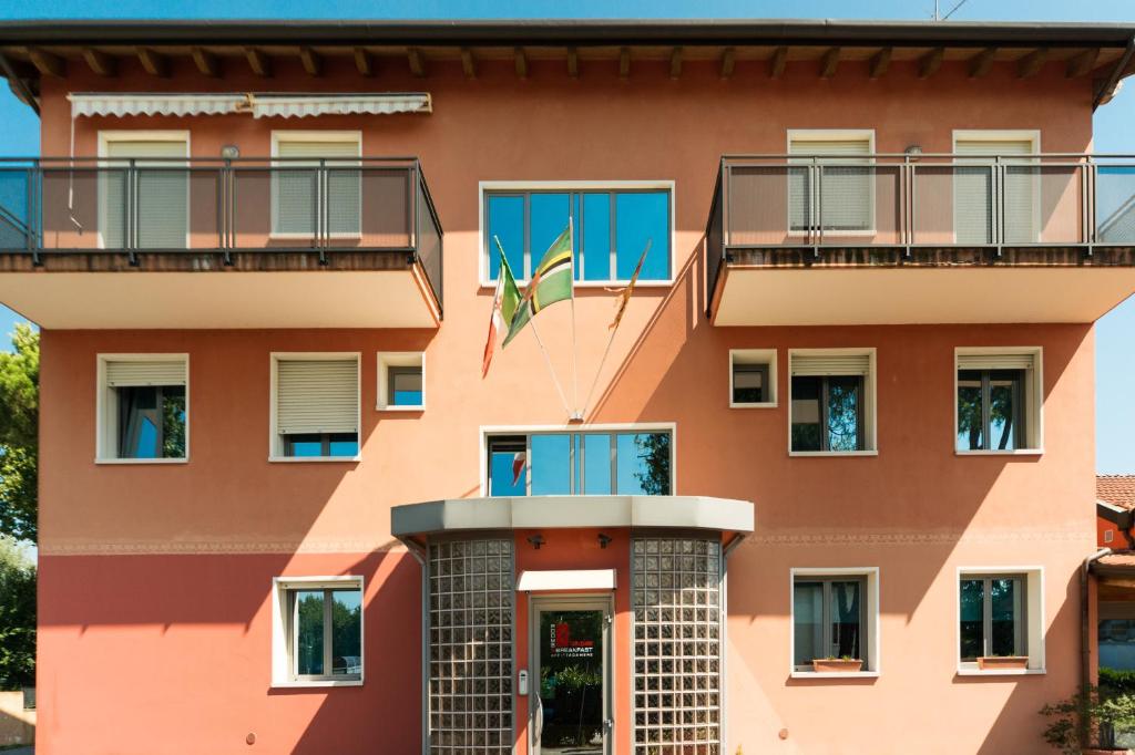 un bâtiment arborant un drapeau dans l'établissement Doge Veneziano, à Mestre