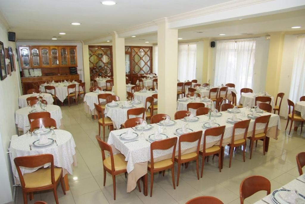 Reštaurácia alebo iné gastronomické zariadenie v ubytovaní Hotel La Noyesa *** Superior