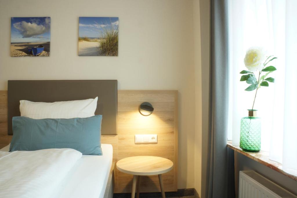 Postel nebo postele na pokoji v ubytování Hotel am Südwäldchen
