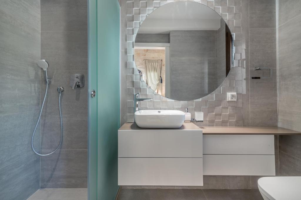 A bathroom at Porto Vasilikos Villas