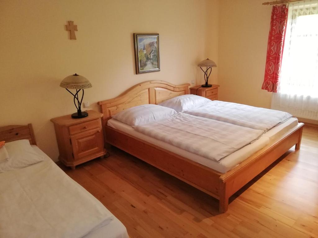 Postel nebo postele na pokoji v ubytování Gasthof Kirchenwirt