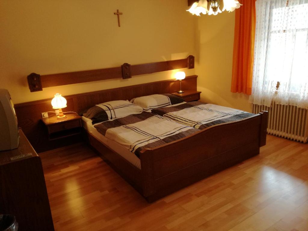 Postel nebo postele na pokoji v ubytování Gasthof Kirchenwirt
