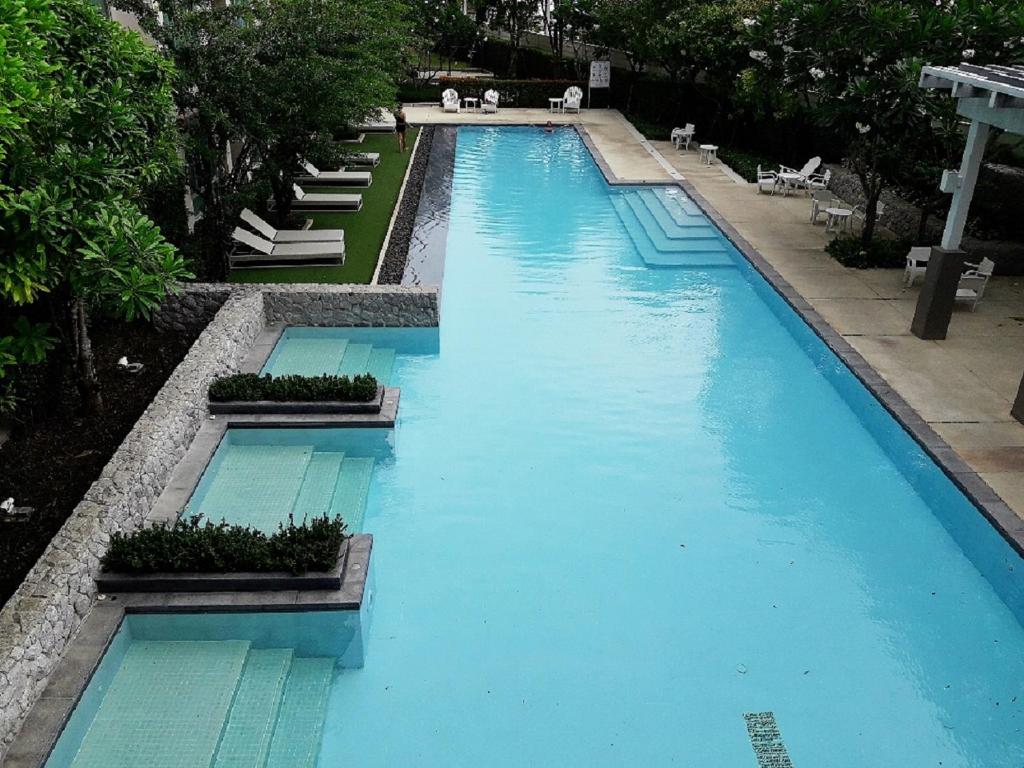 a large swimming pool with blue water at Baan Peang Ploen Hua Hin 6/546 in Hua Hin