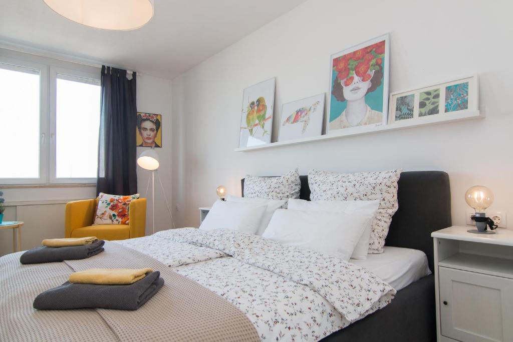Ένα ή περισσότερα κρεβάτια σε δωμάτιο στο Harbour-Apartment with sea view and parking spot