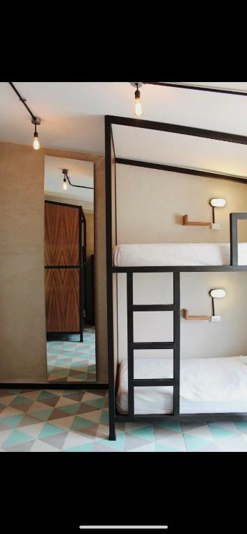 Postel nebo postele na pokoji v ubytování Moloch Hostel & Suites