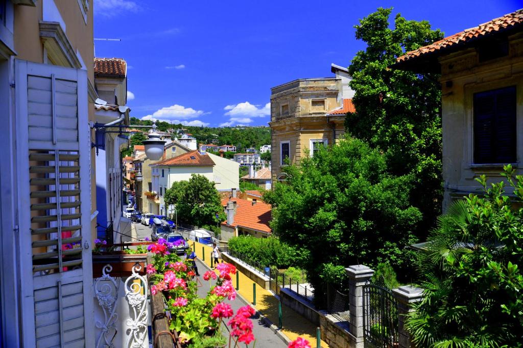 Heart of Volosko - Steps to the Sea - Private Parking Included