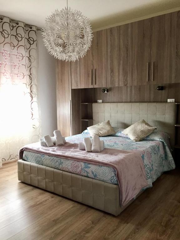 A bed or beds in a room at Gondola House