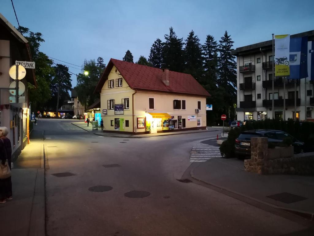 un edificio al lado de una calle en Bus Station Beds en Bled