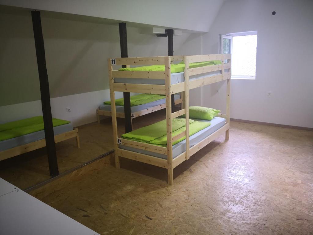 Palanda nebo palandy na pokoji v ubytování Bus Station Beds