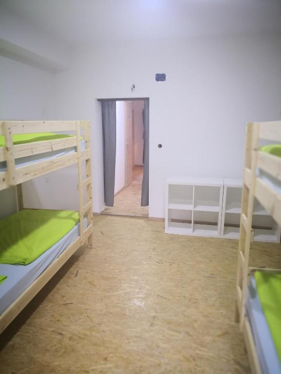 Postel nebo postele na pokoji v ubytování Bus Station Beds