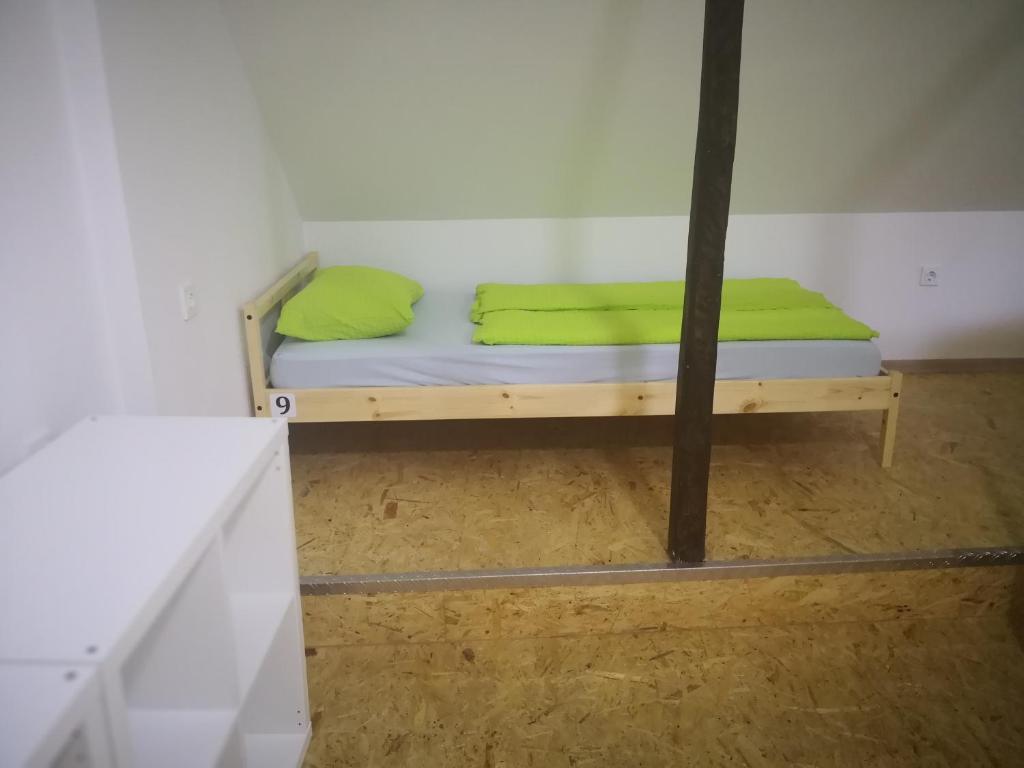 Postel nebo postele na pokoji v ubytování Bus Station Beds