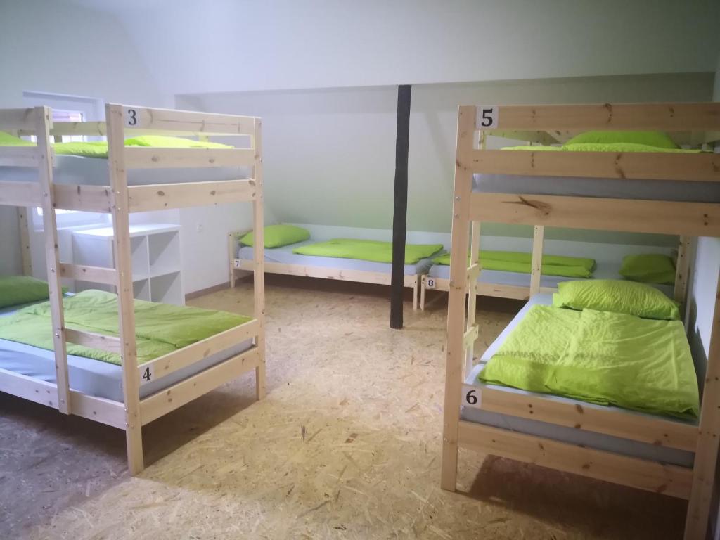Postel nebo postele na pokoji v ubytování Bus Station Beds