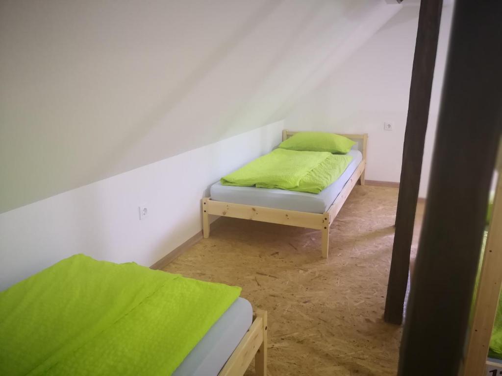 Postel nebo postele na pokoji v ubytování Bus Station Beds