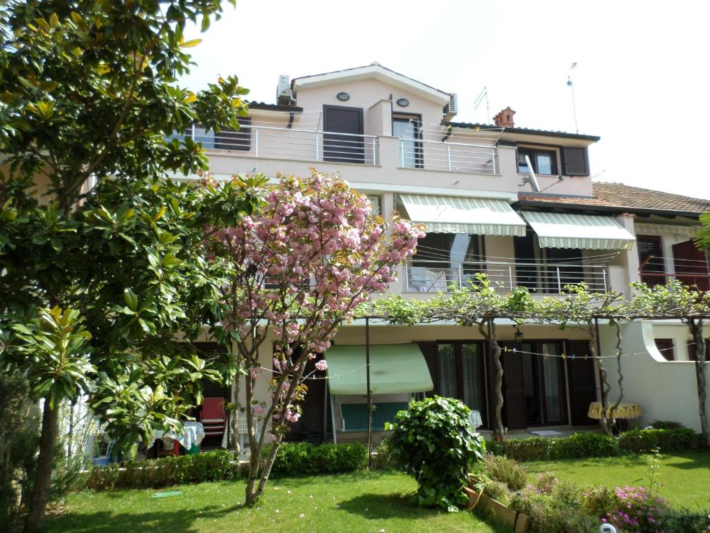 een appartementencomplex met een bloeiende boom in de tuin bij Kamelija in Rovinj