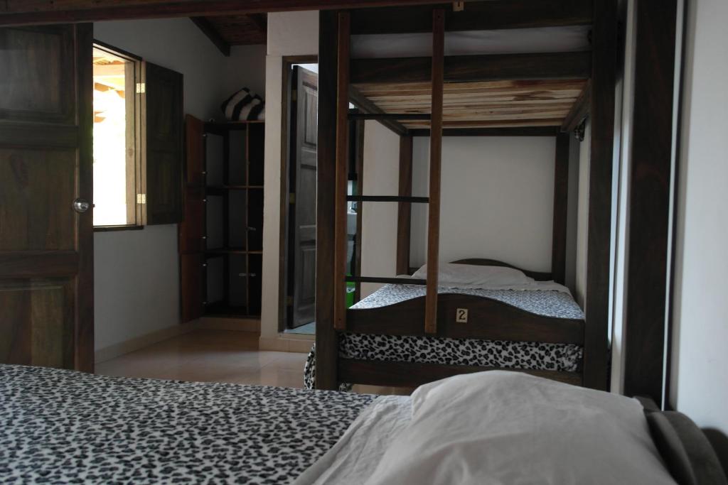 Postel nebo postele na pokoji v ubytování Sergeant Pepper's Hostel