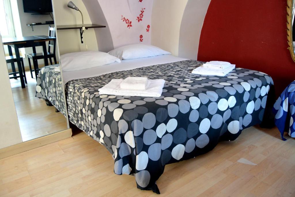 カターニアにあるNormanno palace historical center Cataniaのベッドルーム1室(ベッド1台、白黒の毛布付)