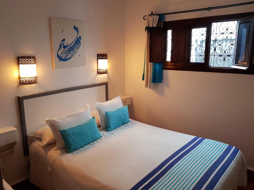 Postel nebo postele na pokoji v ubytování Dar Manara - Medina d'Asilah