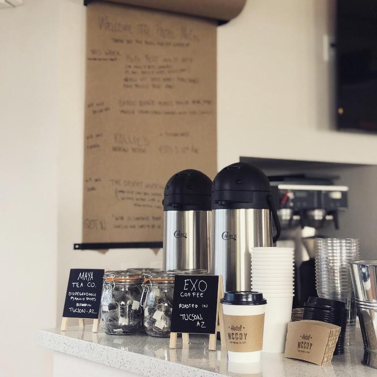 Příslušenství pro přípravu čaje a kávy v ubytování Hotel McCoy - Art, Coffee, Beer, Wine