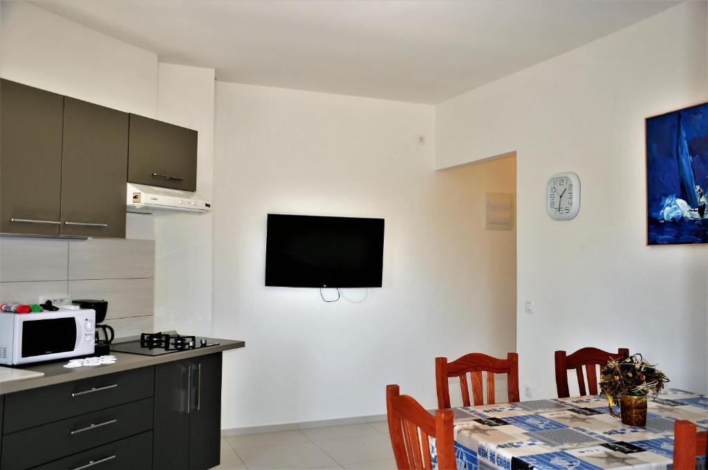 Kuchyň nebo kuchyňský kout v ubytování Apartmani Kadmen