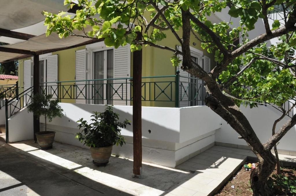 una casa con balcone e albero di Vicky's place,near Athens airport a Koropi