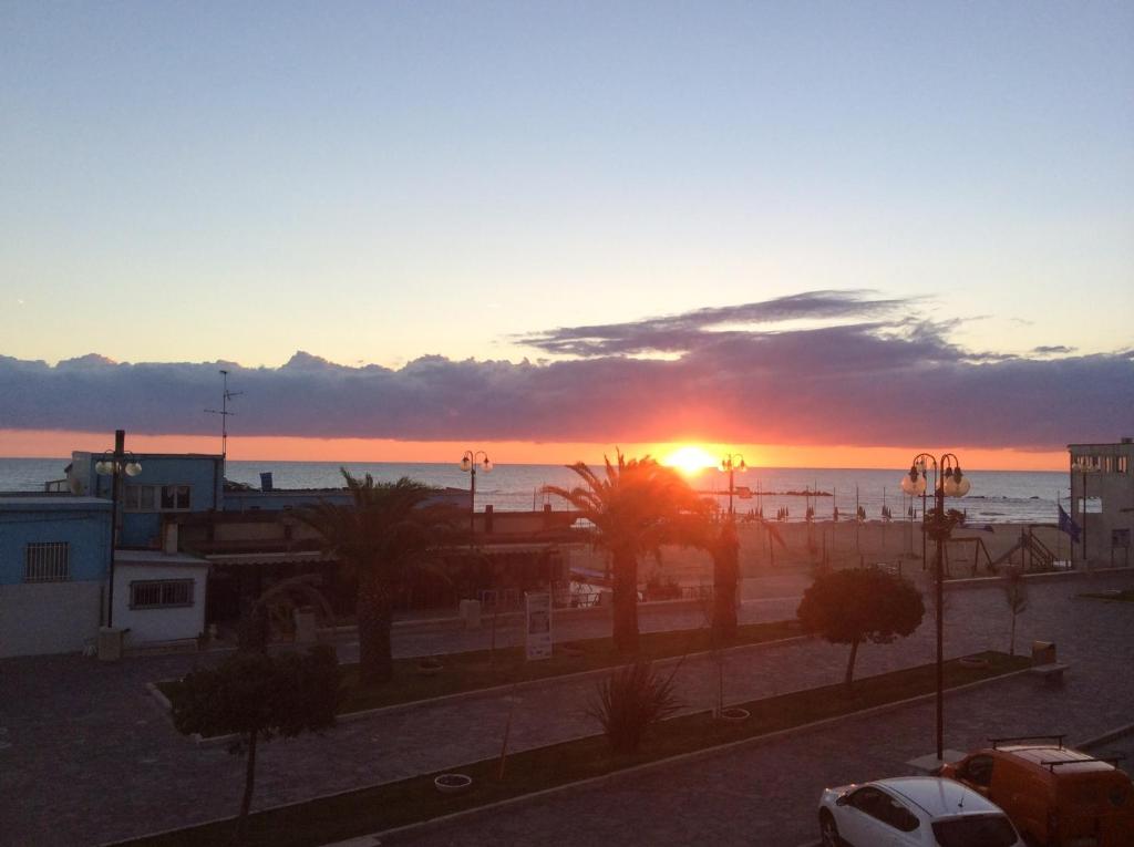 a sunset over the ocean in a parking lot at B&B La Finestra sui Trabocchi in San Vito Chietino