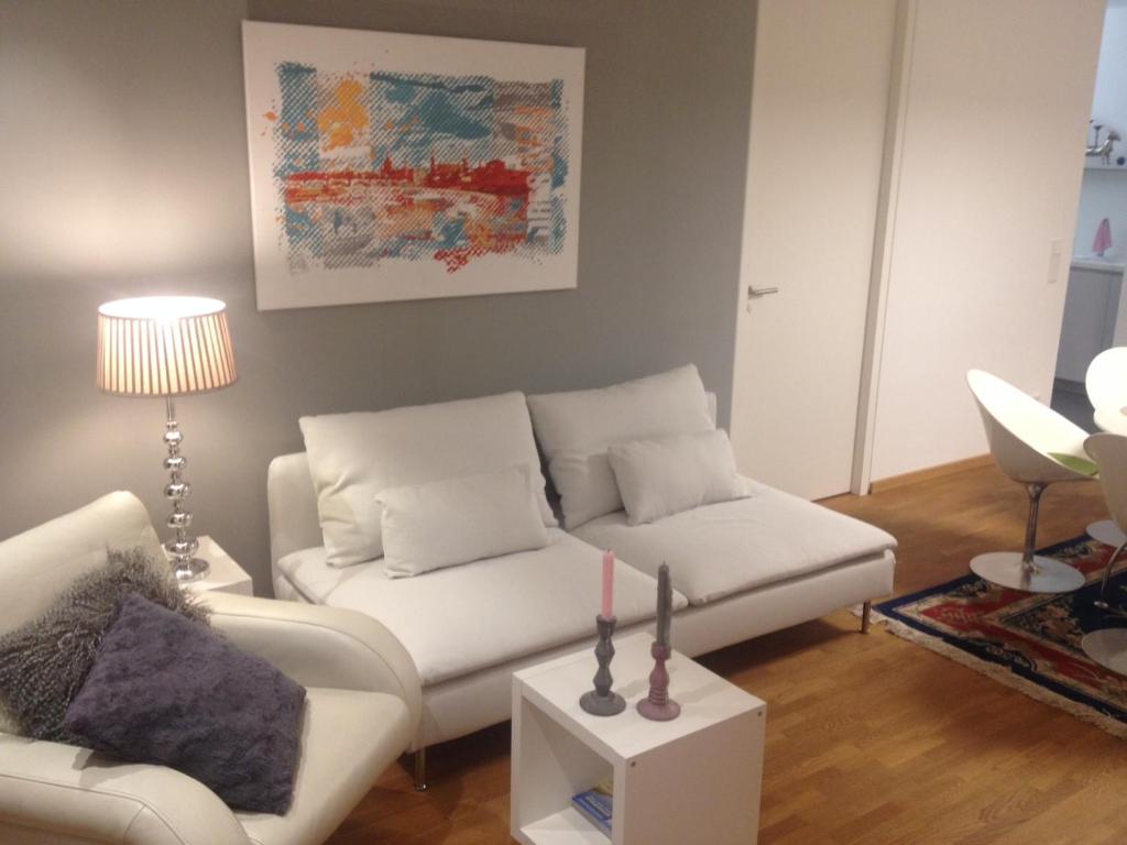 Hotel Ferienwohnung am Zwinger, a living room with a couch and a table at Ferienwohnung am Zwinger in Dresden