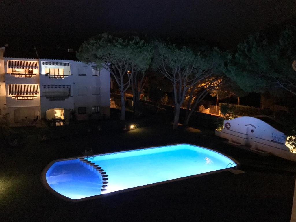 パルスにあるApartamento en Playa de Pals Costa Bravaの庭の夜のスイミングプール