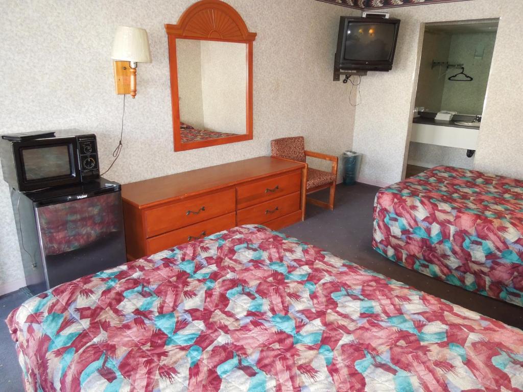 Postel nebo postele na pokoji v ubytování Red Carpet Inn Absecon