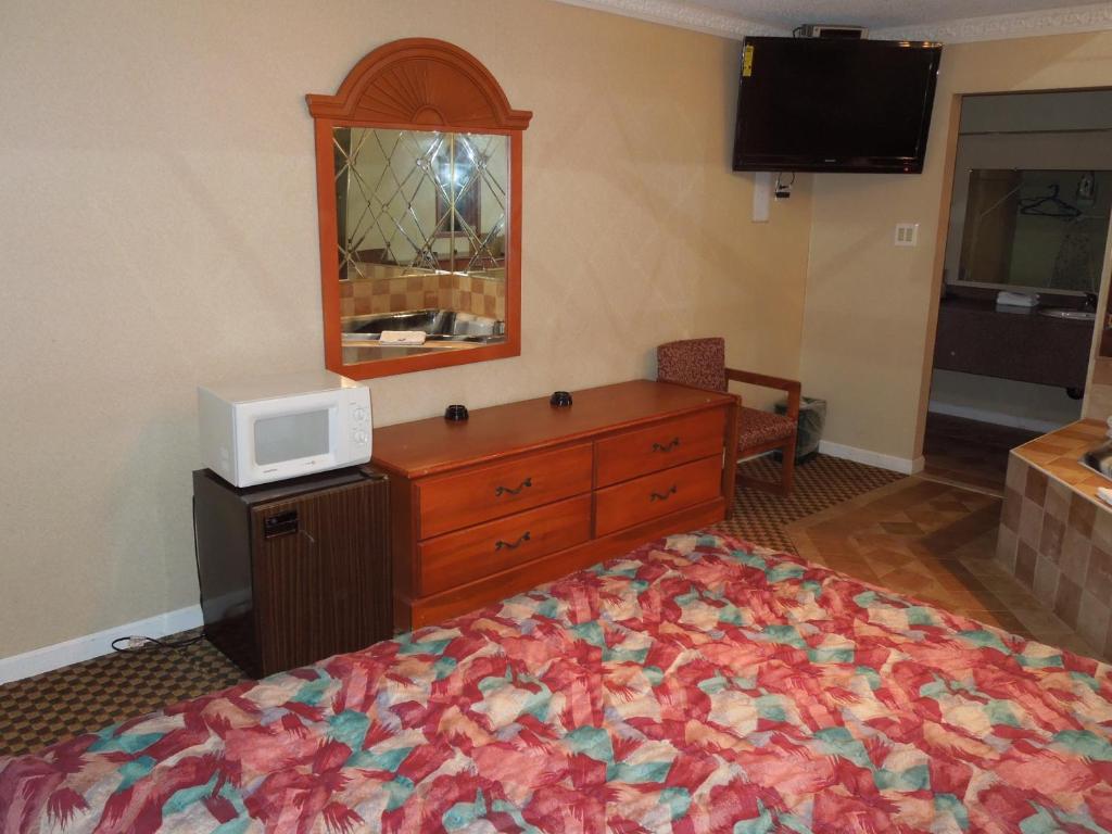 Postel nebo postele na pokoji v ubytování Red Carpet Inn Absecon