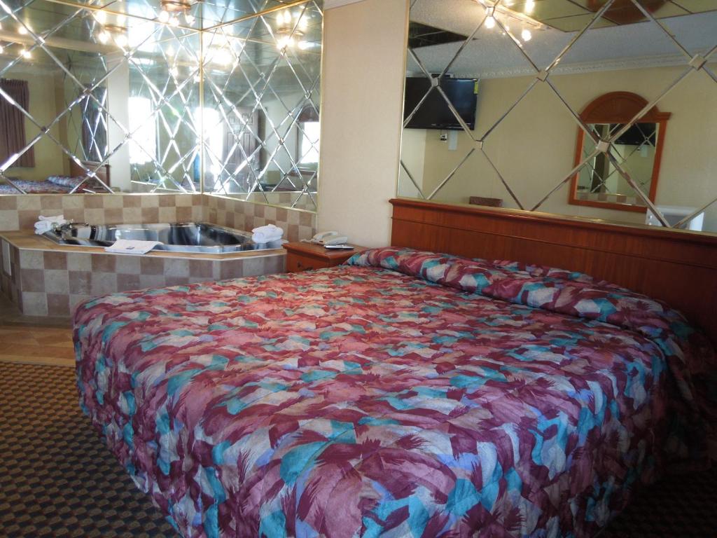Postel nebo postele na pokoji v ubytování Red Carpet Inn Absecon