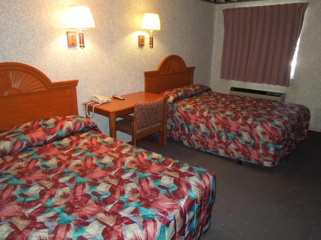 Postel nebo postele na pokoji v ubytování Red Carpet Inn Absecon