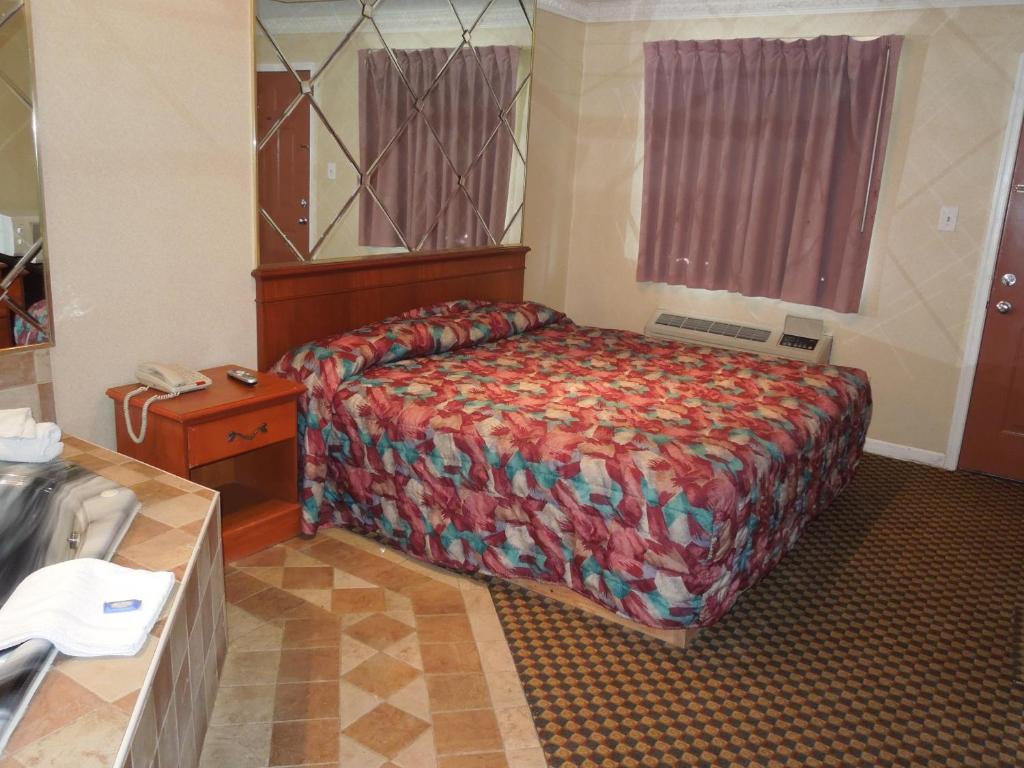 Postel nebo postele na pokoji v ubytování Red Carpet Inn Absecon