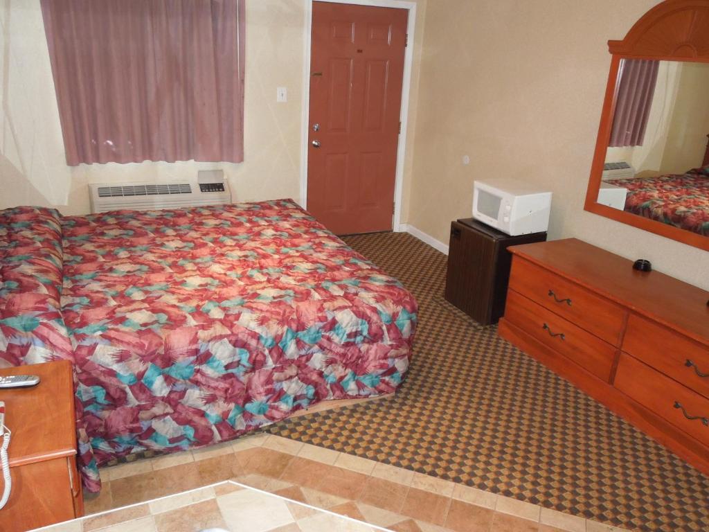 Postel nebo postele na pokoji v ubytování Red Carpet Inn Absecon