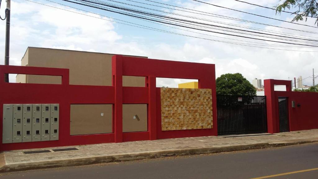 a building with red dividers on the side of a street at Imperial Park in Cornélio Procópio
