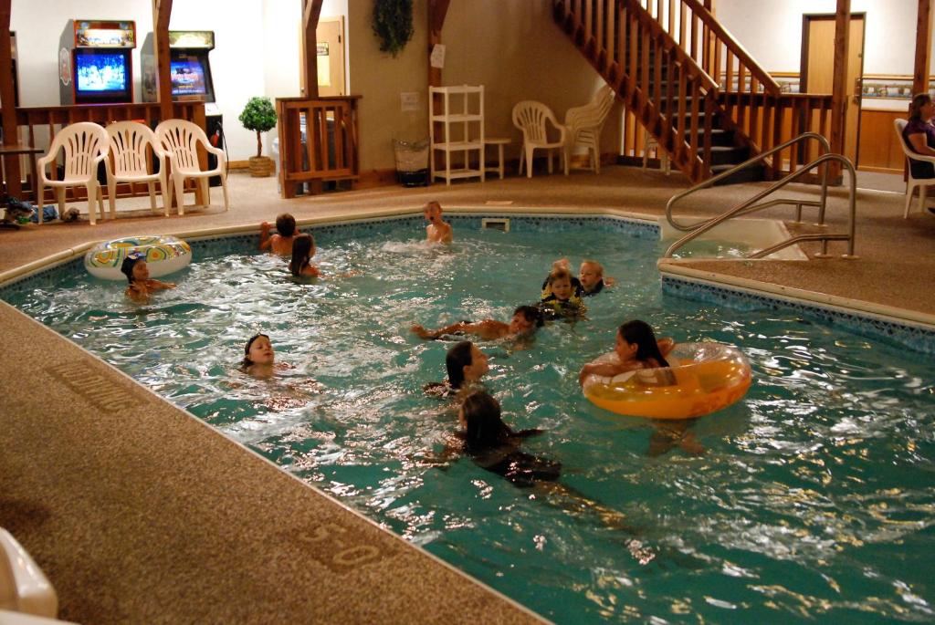 un gruppo di persone che nuotano in piscina di Luck Country Inn a Luck