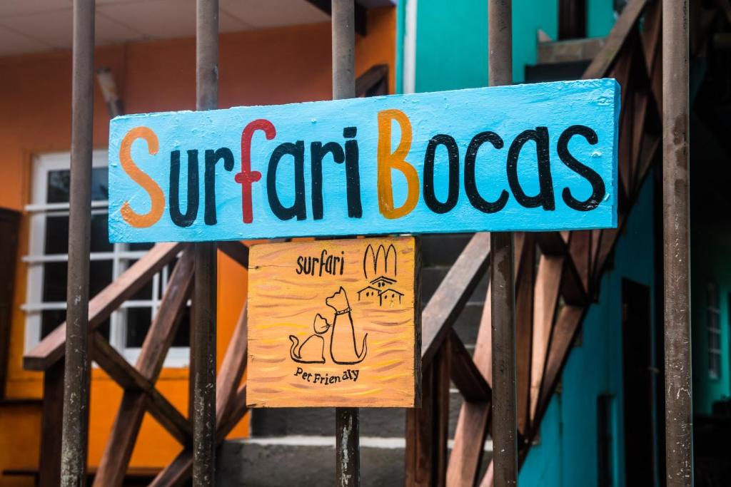 een teken dat zomers blacs op een metalen hek leest bij Surfari Bocas in Bocas del Toro