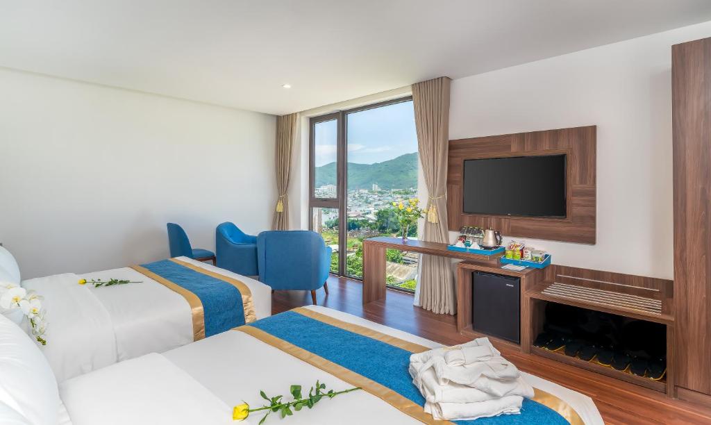 Family Room with Mountain and Sea View