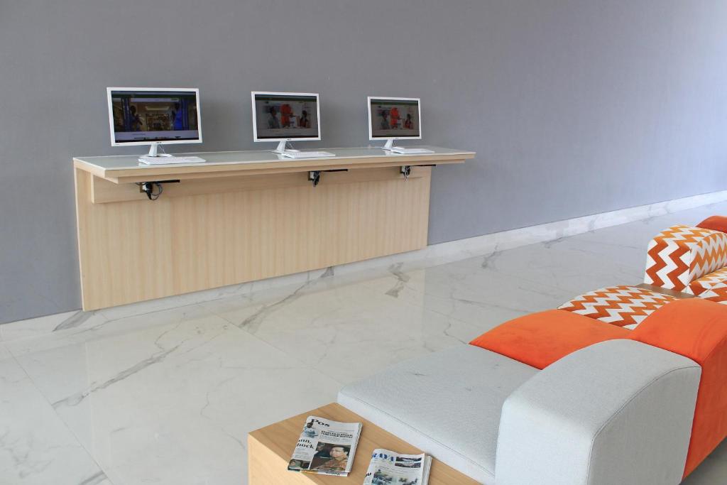 TV a/nebo společenská místnost v ubytování HARRIS Hotel & Conventions Solo